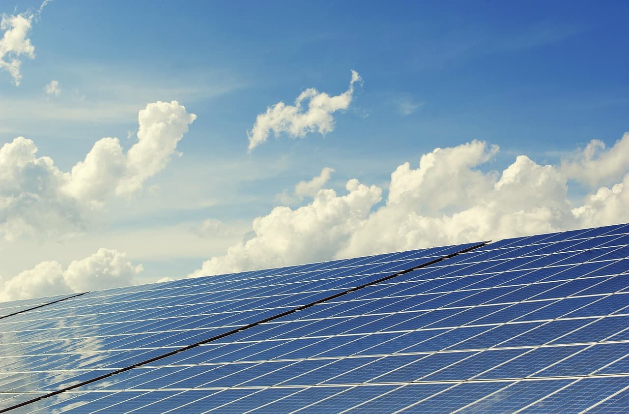 Painéis solares instalados em telhado residencial em Aracaju/SE, sob céu claro